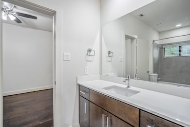 Stylish downstairs full bath with modern fixtures