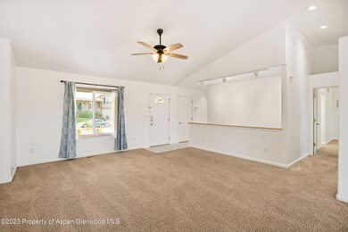 Living area - 2