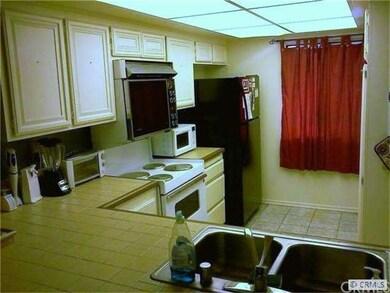 OPEN KITCHEN WITH BREAKFAST COUNTER AND OPENS UP TO THE LIVING ROOM AREA