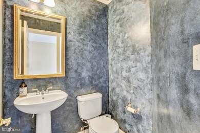 2459 Fox Stream Ln, Herndon, VA 20171 - photo 2