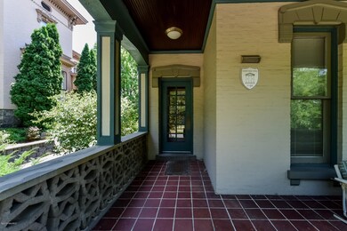 004-Front_Entrance-2975913-medium