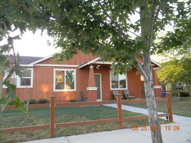 1263 NE 4th St, Redmond, OR 97756 - photo 2