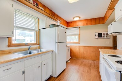 Nice large bright kitchen