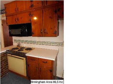 Good size eat in kitchen with built in microwave
