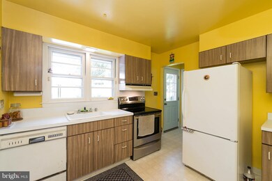 2025 Devere Ln, Catonsville, MD 21228 - photo 5