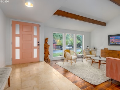 Living Room/Entrance