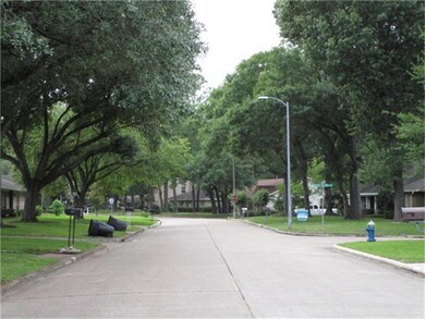 7111 Bayou Forest Dr, Houston, TX 77088 - photo 2