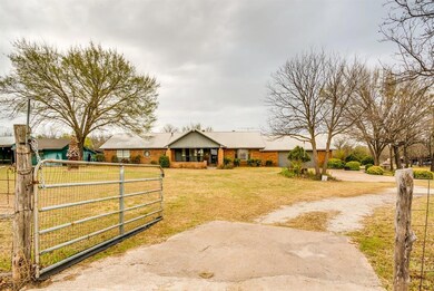 1116 Green Tree Dr, Weatherford, TX 76087 - photo 4