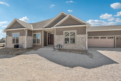1-web-or-mls-N28W25273 Pkwy Rdg Cir B-09