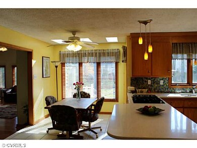 Breakfast Nook - Lots of Natural Light!