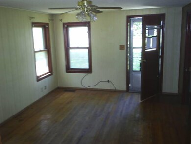 161-219741extrlivingroom