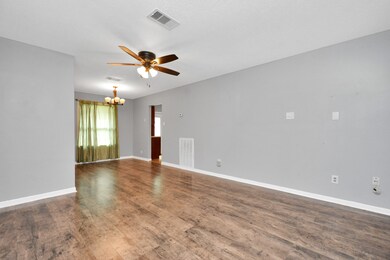 1017 W Snyder St, Alvin, TX 77511 - photo 5