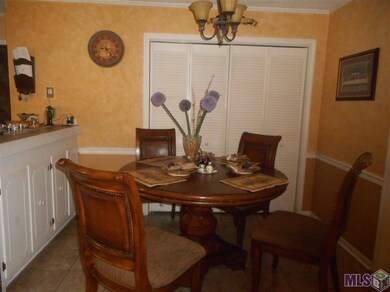 Eat in Kitchen w/breakfast bar
