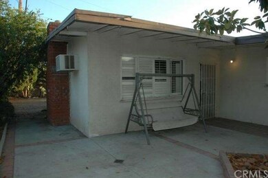 Front Entry Court Yard and Access to Large Back Ya