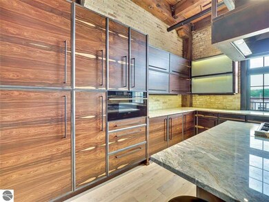 Hydraulic touch open/close cabinets