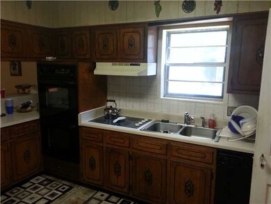 Nice kitchen w/double oven, Cook top, Double Sink,