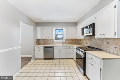 121 Forge Hill Ln, Phoenixville, PA 19460 - photo 5