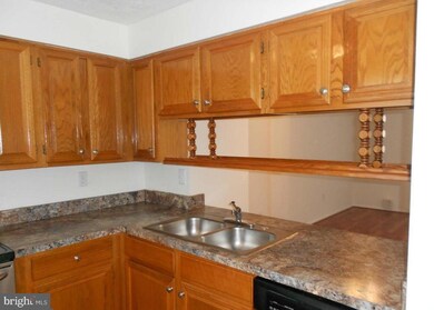 19114 Willow Spring Dr, Germantown, MD 20874 - photo 3