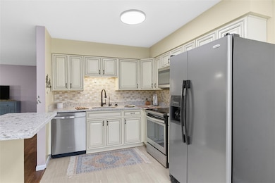 220 Spring Run Dr unit 220, Monroeville, PA 15146 - photo 5