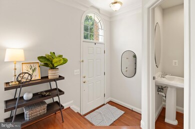 9986 Cyrandall Dr, Oakton, VA 22124 - photo 4