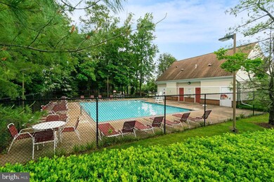 8203 Crossbrook Ct unit 301, Lorton, VA 22079 - photo 4