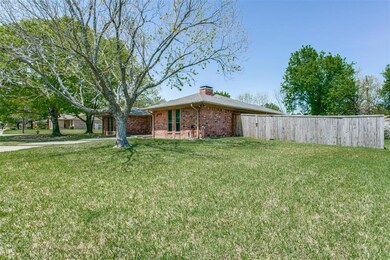 2001 Woodlawn St, Gainesville, TX 76240 - photo 5