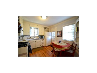 Cozy kitchen with gas cooking, new SS DW, new disp