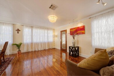 2nd Beveled  entry door, ample size living room op