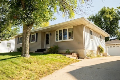 2415 Lori Dr SW, Cedar Rapids, IA 52404 - photo 2