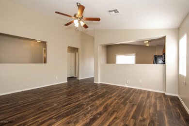 001-photo-living-room-6089613