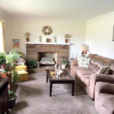 Living room features crown moulding