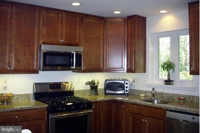 912 Westwood Dr NE, Vienna, VA 22180 - photo 4