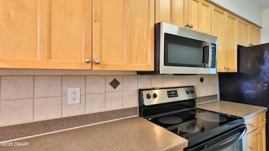 437 N Oleander-6