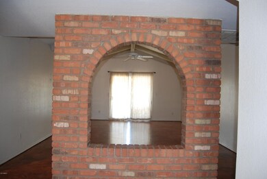Decorative arch to Family Room