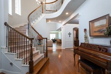 Grand entrance, wood floors, high ceilings, tons o