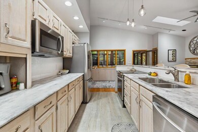 03_9785WekoDrive_2028_Kitchen_LowRes