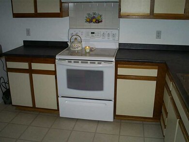 565 Quaker Ln unit 98, West Warwick, RI 02893 - photo 7