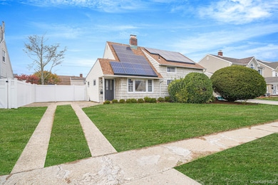 18 Chickadee Ln, Levittown, NY 11756 - photo 2