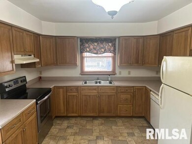 1121 N 4th St, Clinton, IA 52732 - photo 4