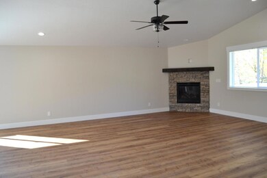 225 SE Sand Canyon Ln, Grants Pass, OR 97527 - photo 2