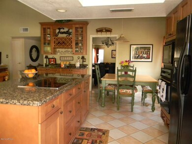 KITCHEN TOWARDS DR & LR