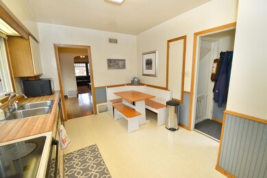 Kitchen w/eat-in area