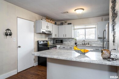 1833 W Kimberly Rd, Davenport, IA 52806 - photo 4