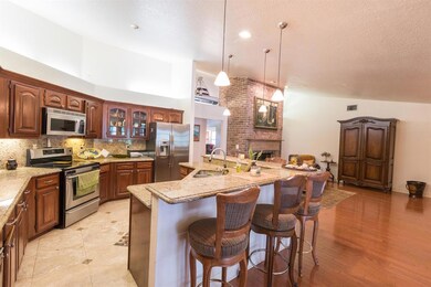 Kitchen w/ Breakfast Bar