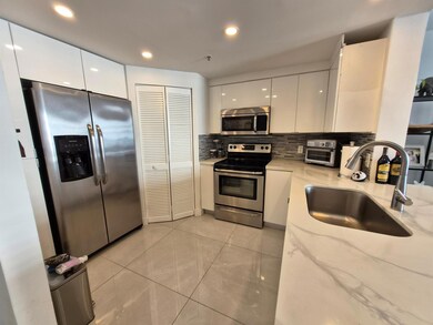 Courvoisier Courts unit 2008, Miami, FL 33131 - photo 2