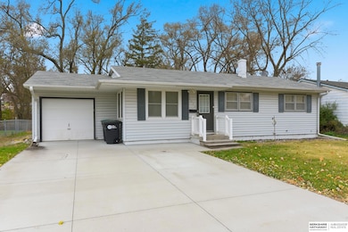 1428 Maenner Dr, Omaha, NE 68114 - photo 2