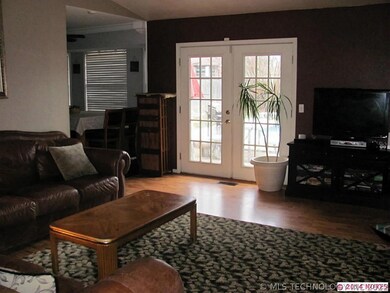 Vaulted ceilings in nice size family room w/firepl