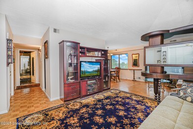 (5) LIVING ROOM