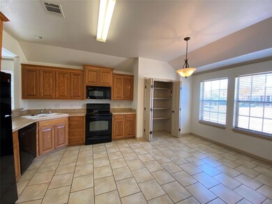 813 Rambling Ct, Granbury, TX 76049 - photo 2