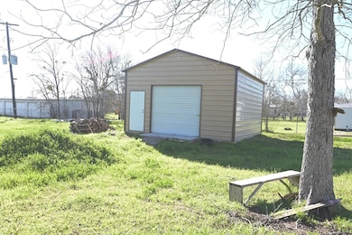 507 S Saint Andrew St, Weimar, TX 78962 - photo 3